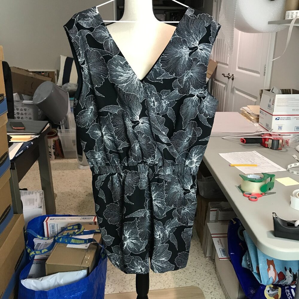 Women's Blk/White Floral Loft Romper Size M
